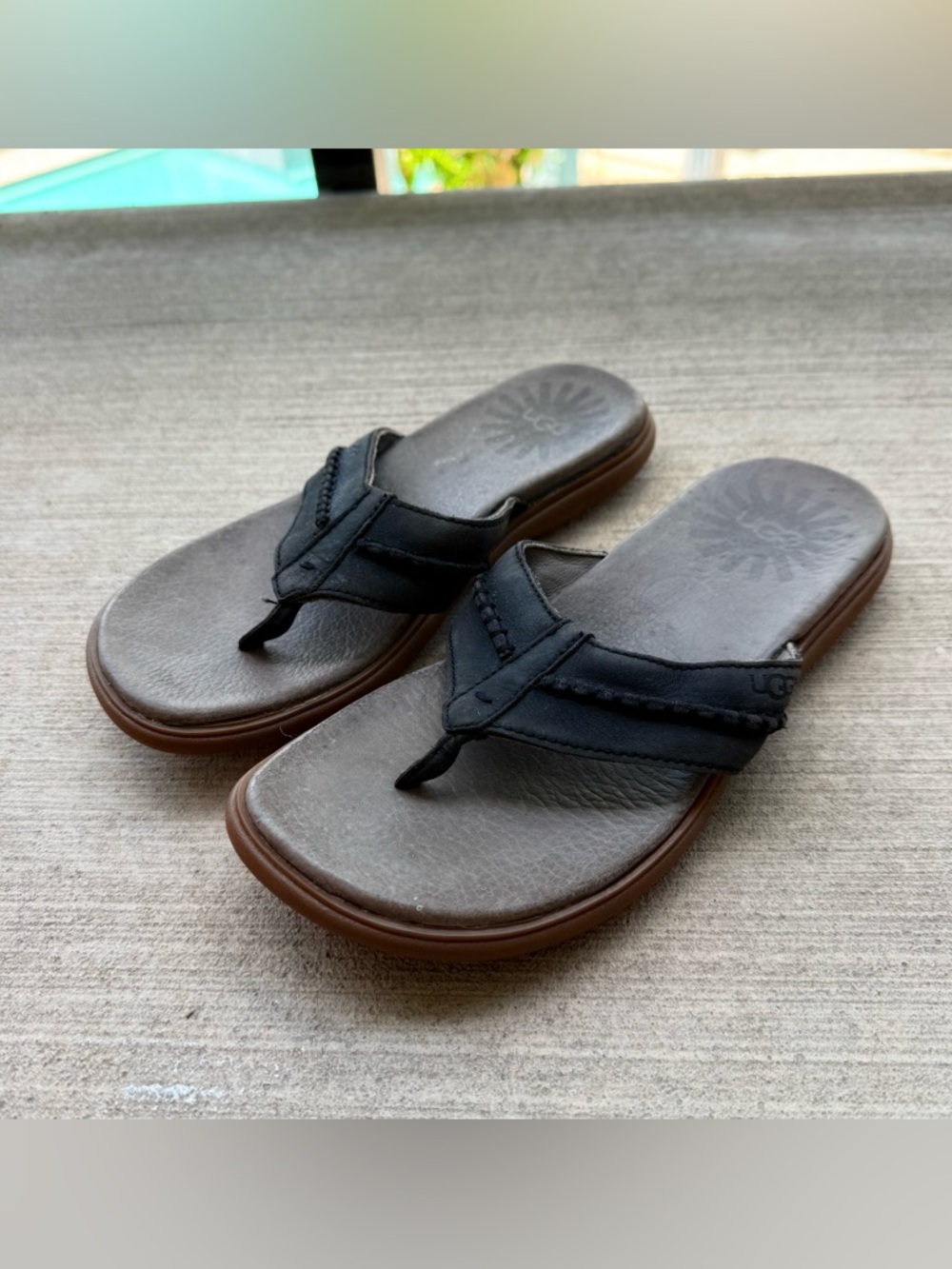 UGG 1002246 Men’s Size 8 Black Leather Flip Flop Thong Sandals Brown Sole